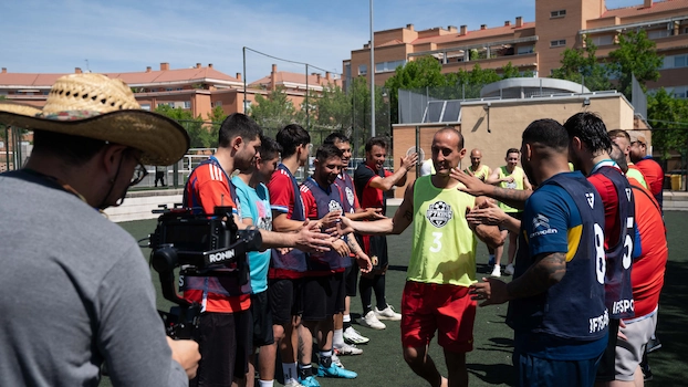 Joueurs faisant une passe aux champions de l'IF7KING LEAGUE pendant qu'ils sont filmés