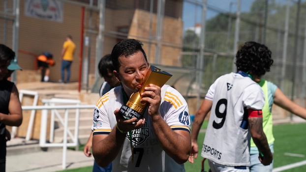 IF7SPORTS player kissing the IF7KING LEAGUE champion trophy