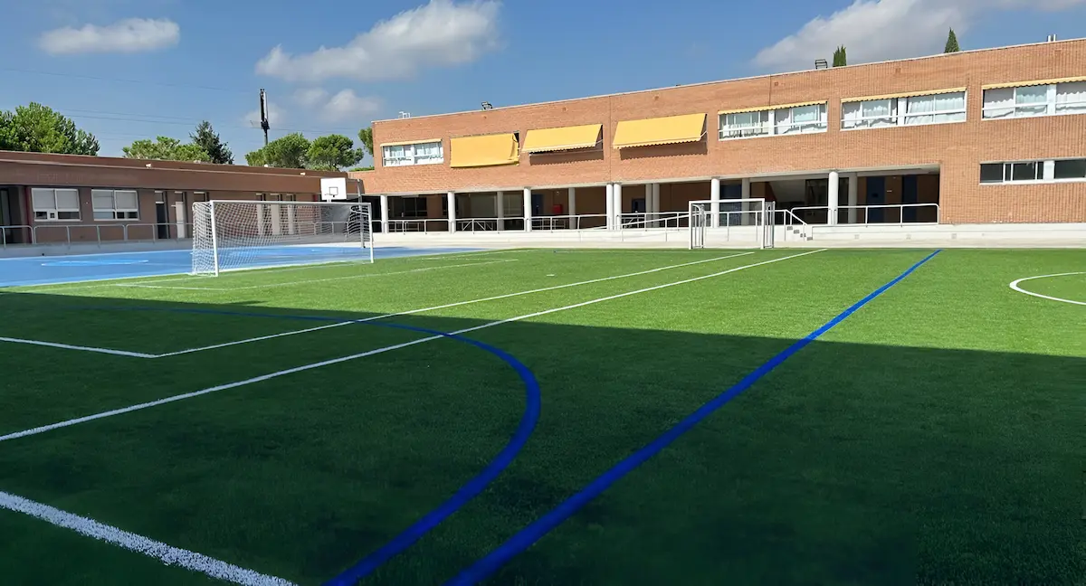 Photographie du terrain de football de l'Everest Sports Club