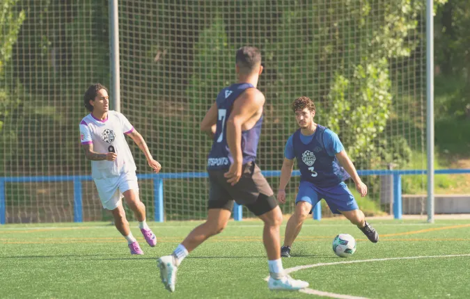 Un joueur dominant le ballon contre des adversaires