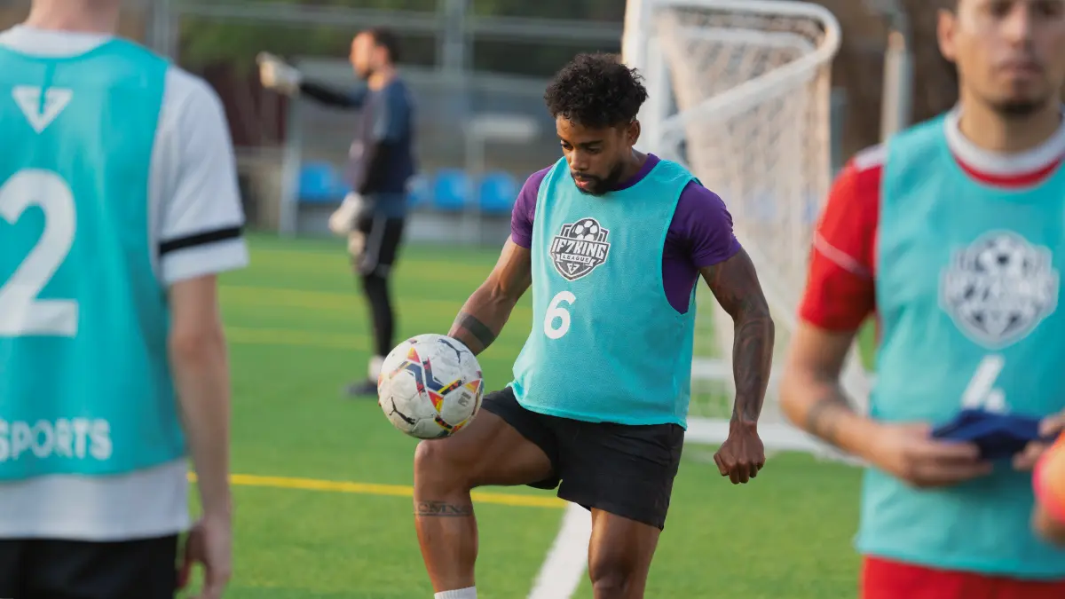 Jugador de fútbol amateur dominando el balón