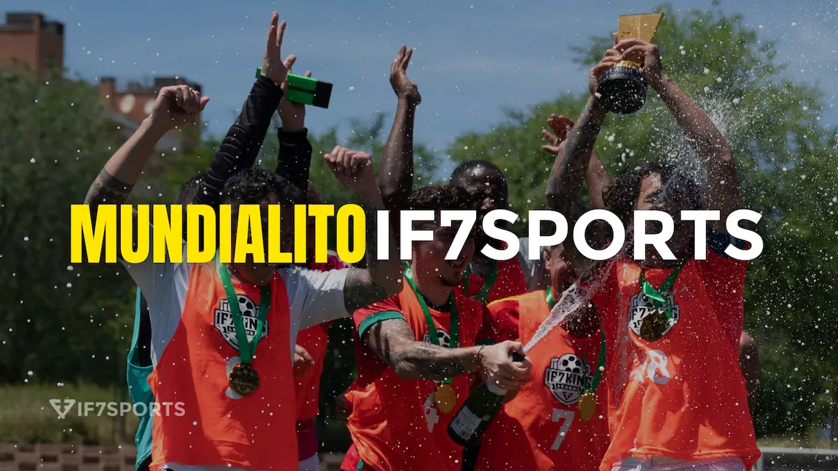 Les joueurs célèbrent avec des trophées et des médailles lors de la Coupe du monde IF7SPORTS, un événement international de football amateur.