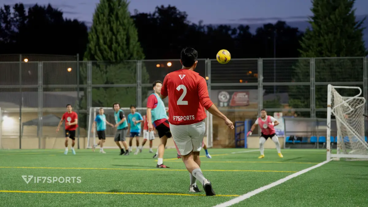 Jugador tirando para centrar la pelota