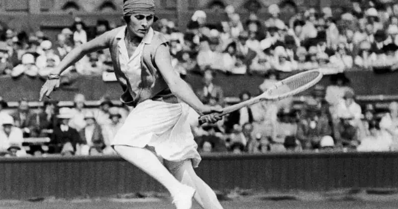 Photo of the athlete Lilí Álvarez playing tennis