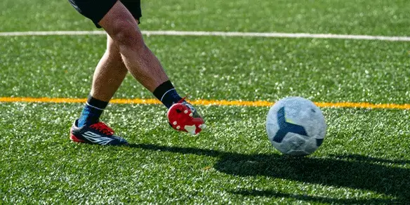 Joueur d'IF7SPORTS frappant un ballon de football