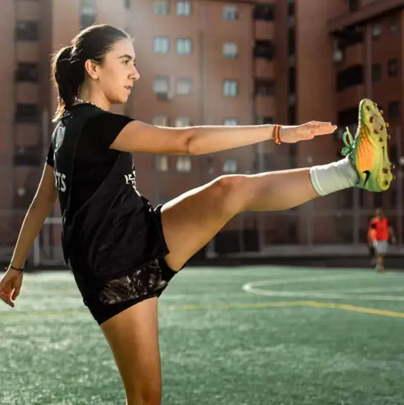 Female soccer player dominating the ball with the black bib from IF7SPORTS