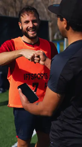Jugadores saludándose antes de un partido de fútbol amateur