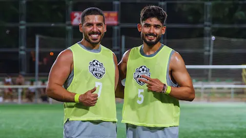 Jugadores de fútbol amateur posando después de un partido