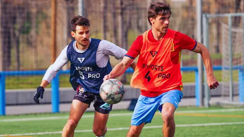 Jugadores compitiendo en un evento PRO de fútbol amateur