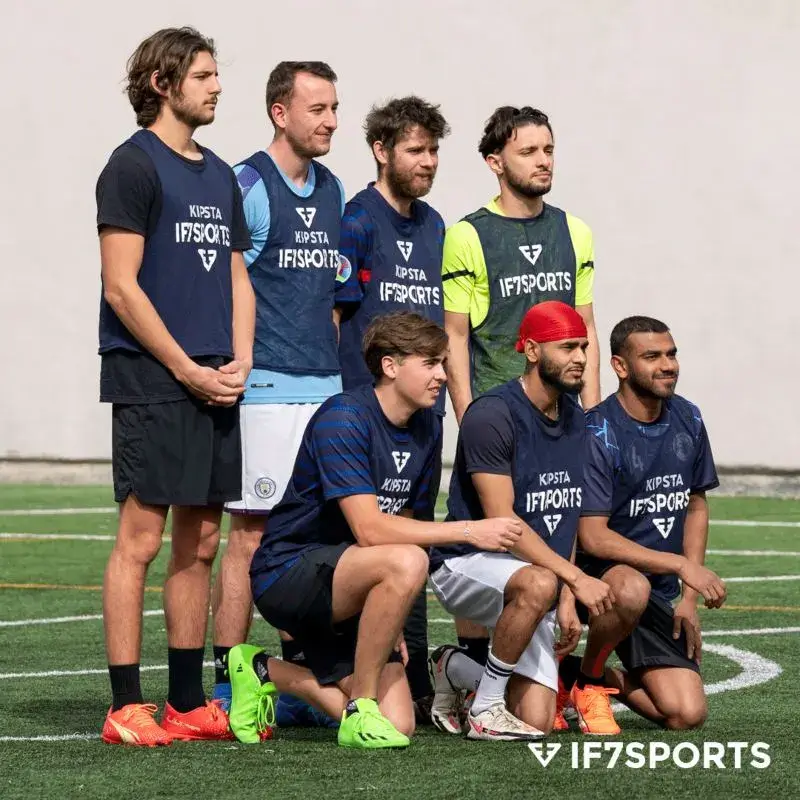 Equipo de fútbol en Madrid reunido para jugar un partido con IF7SPORTS