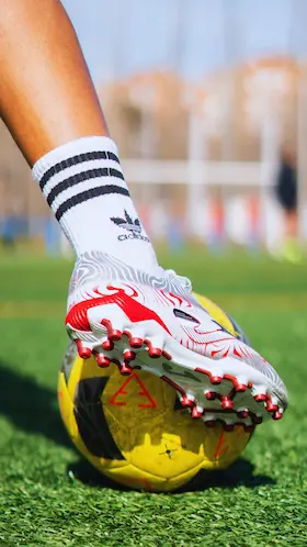 Jugador pateando un balón de fútbol durante un partido