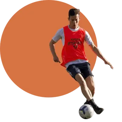 Jugador de fútbol con el peto naranja de IF7SPORTS