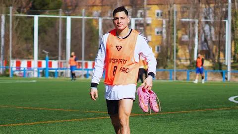 Jugador llegando solo a un partido de fútbol amateur