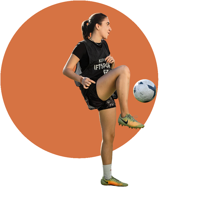 Female football player dominating the ball with the black bib from IF7SPORTS