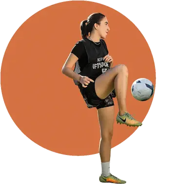 Jugadora de fútbol femenino dominando el balón con el peto negro de IF7SPORTS