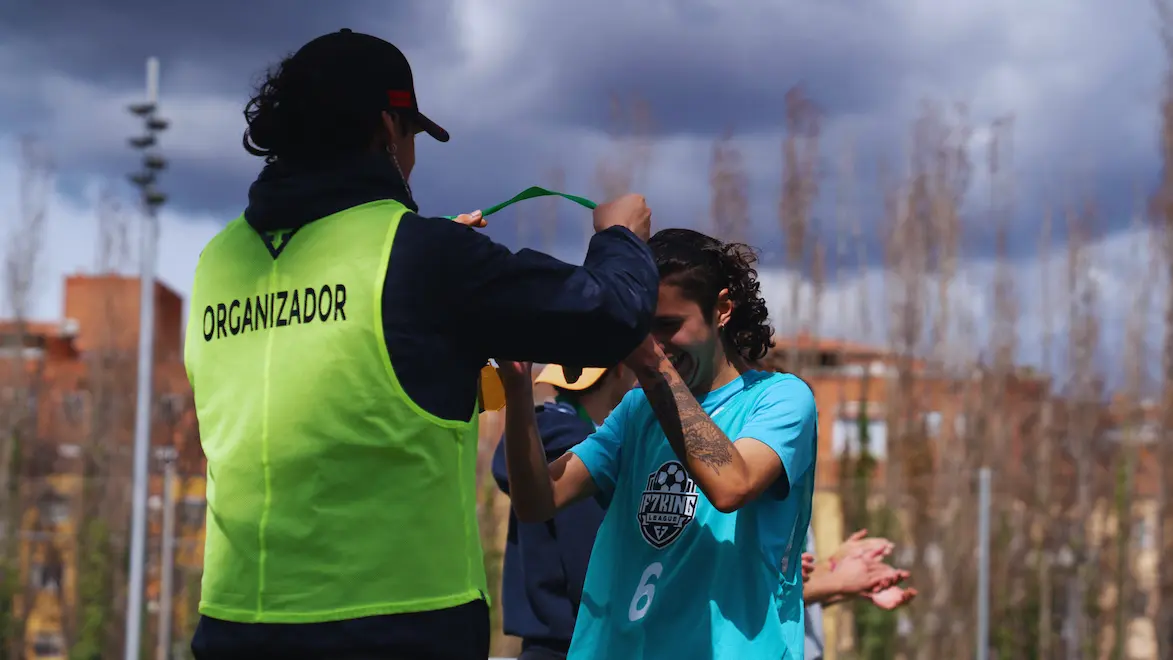 Dos organizadores de IF7SPORTS vigilando un partido